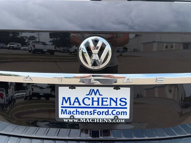 Used 2018  Volkswagen SEL image 35