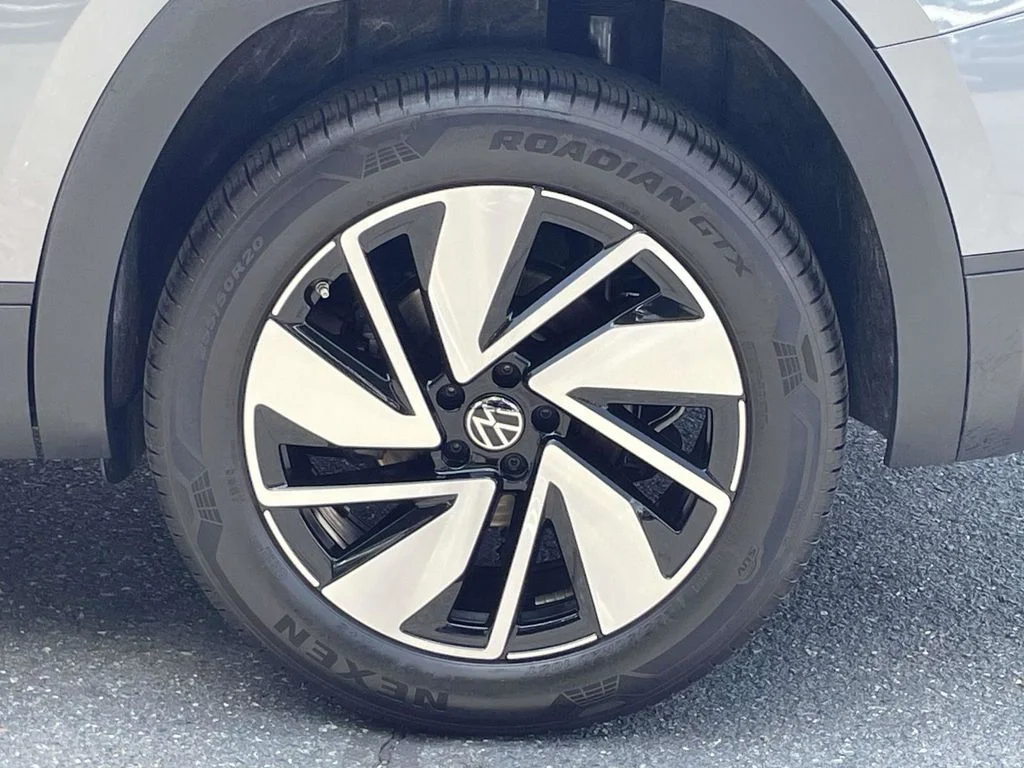 Used 2025  Volkswagen 2.0T SE w/Technology image 12