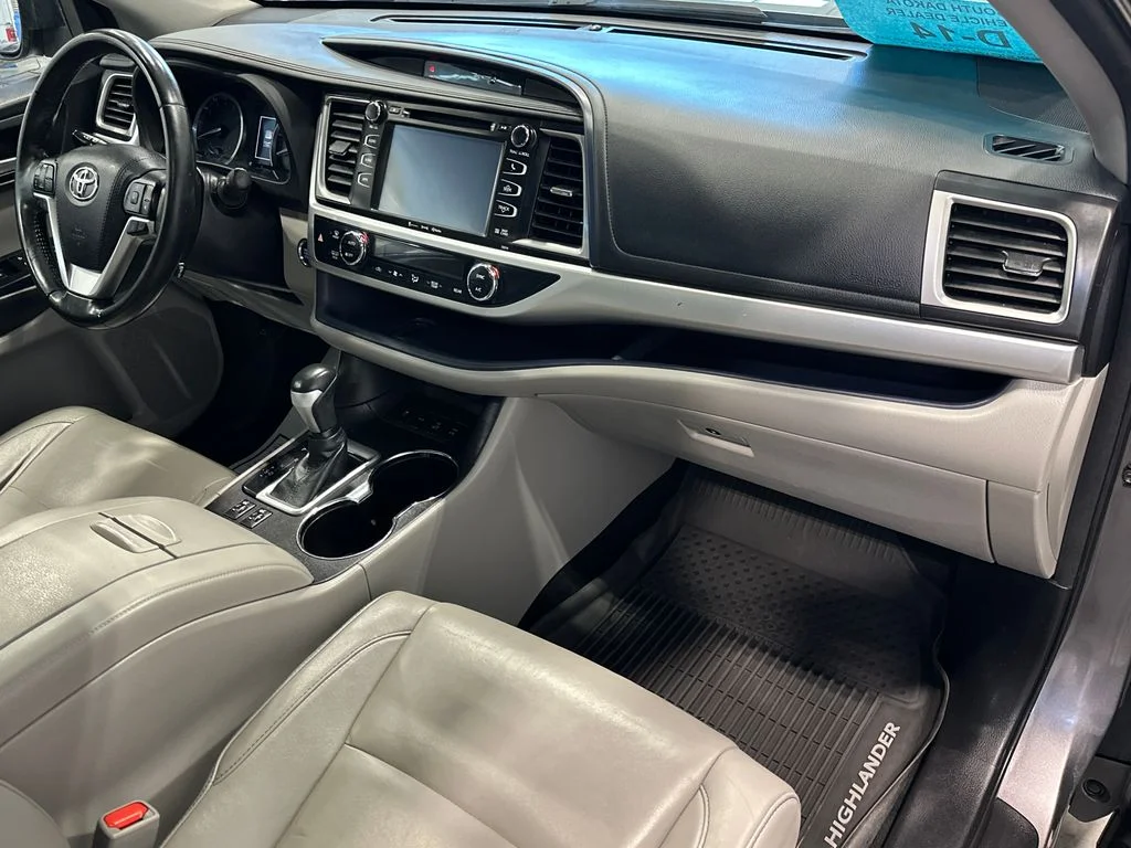 Used 2018 Gray Toyota XLE image 35