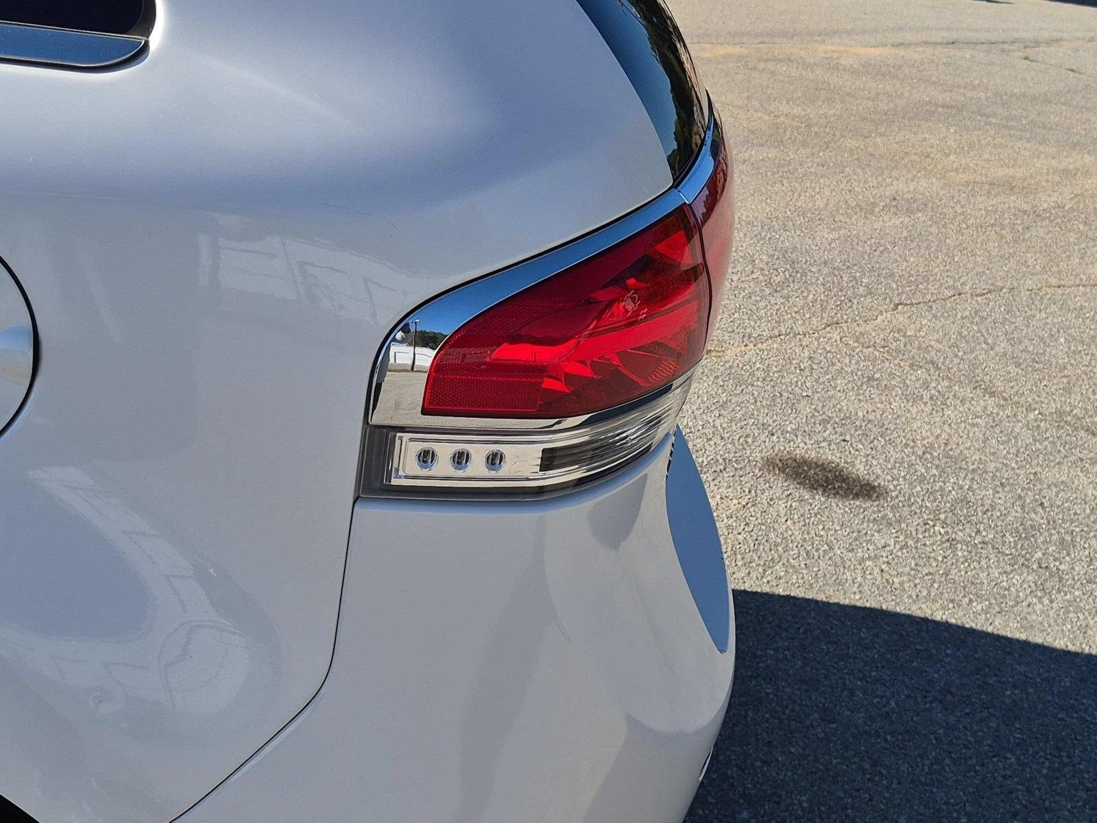 Used 2011 WHITE PLATINUM METALLIC TRI-COAT LINCOLN  image 11