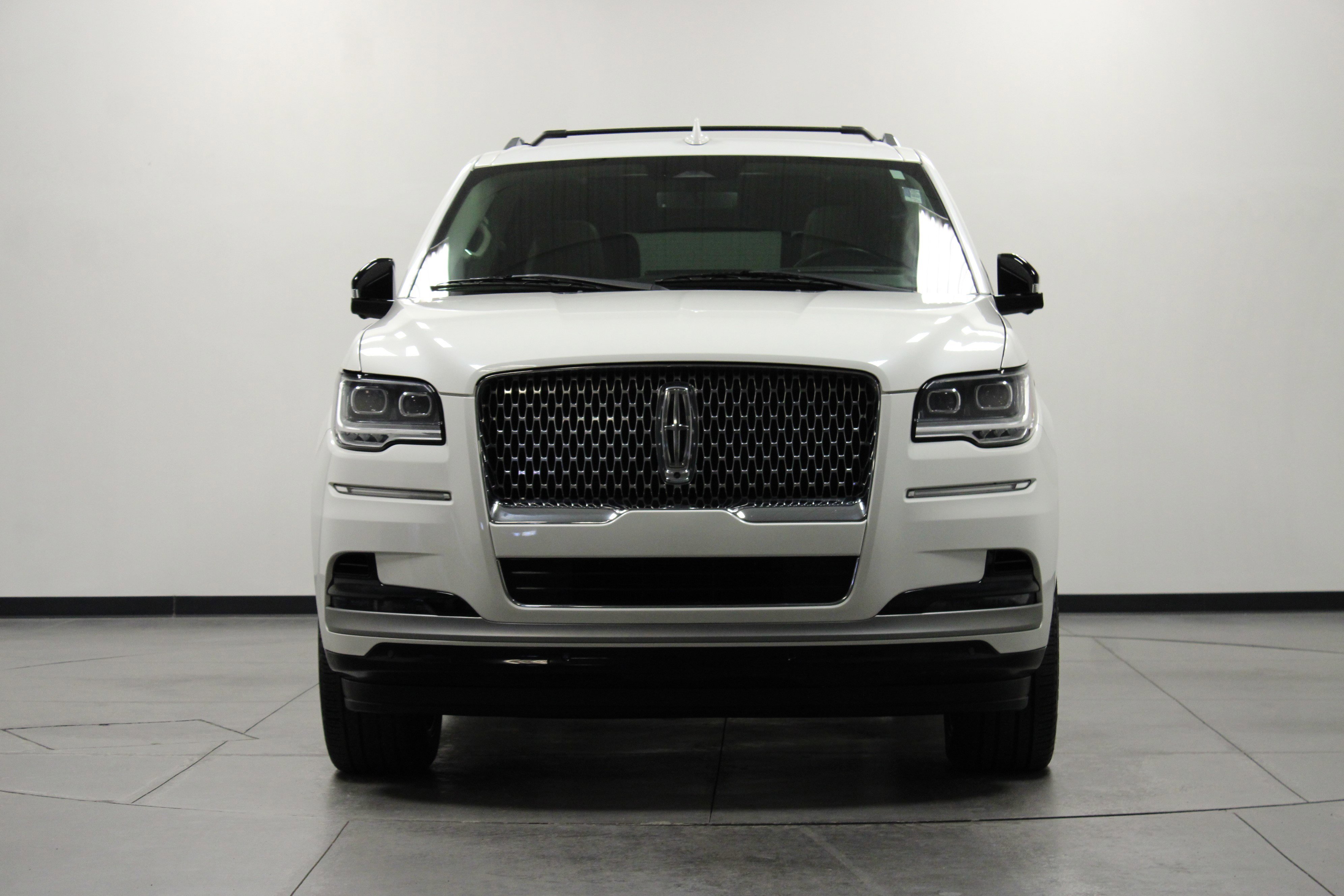Used 2024 White Metallic Lincoln Reserve image 9