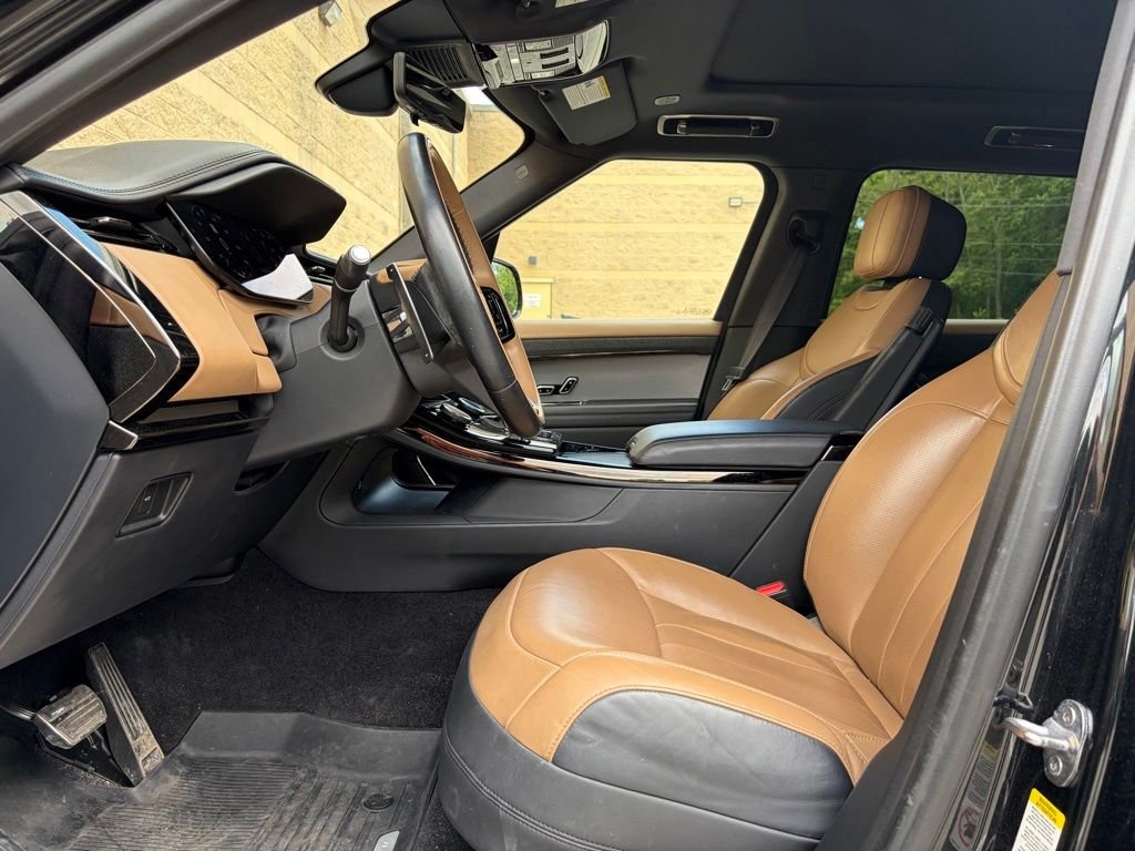 Used 2023 Black Land Rover SE Dynamic image 11