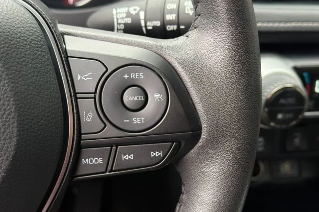 2025 Toyota RAV4 XLE - Photo 34