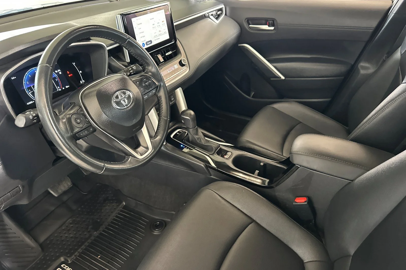 Used 2025 White Toyota XLE image 10