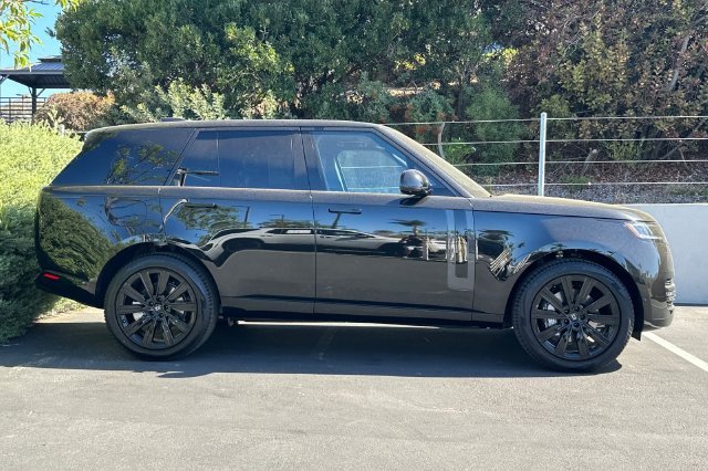 New 2027 Santorini Black Land Rover SE image 6