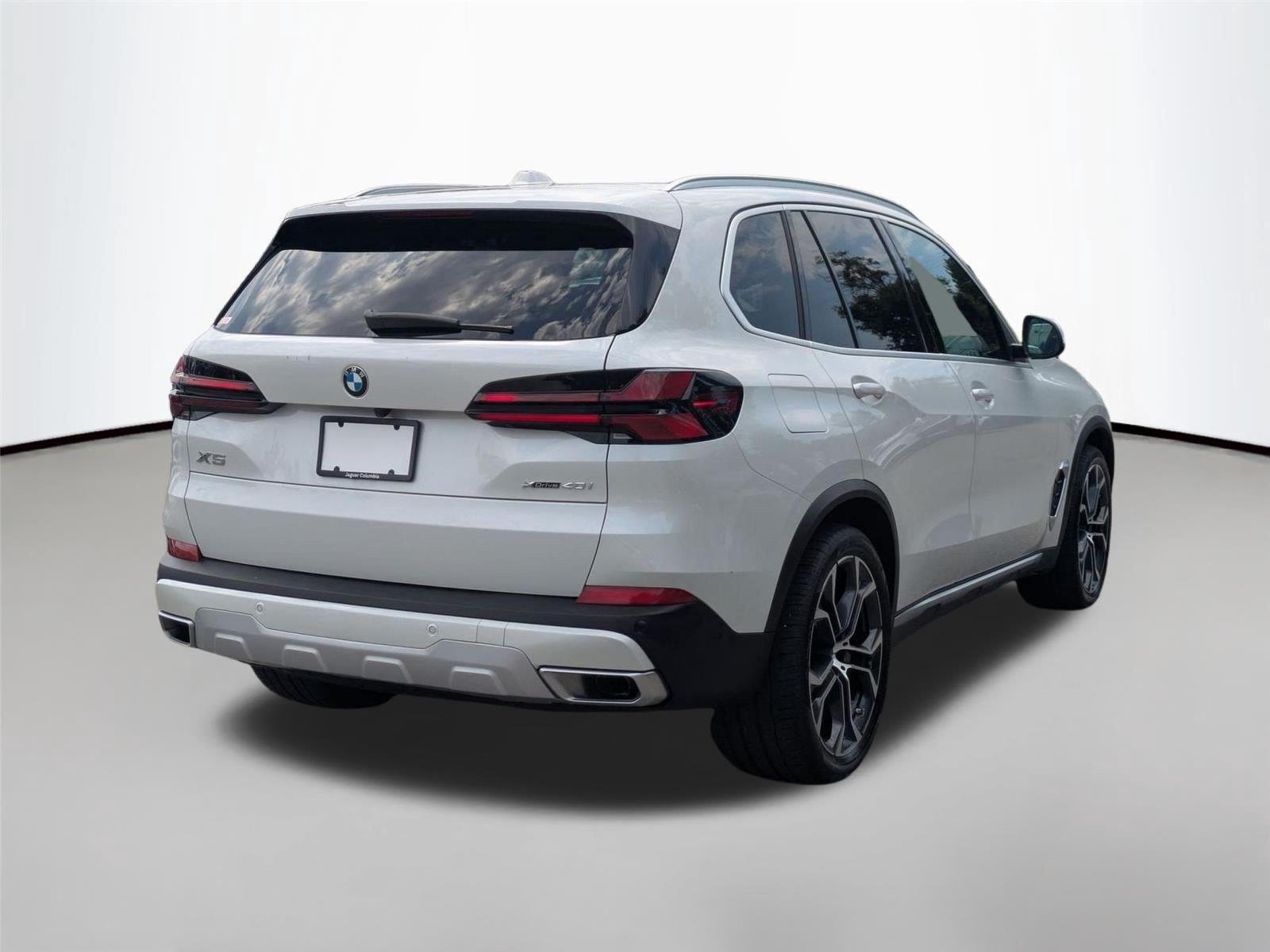 Used 2025 Mineral White Metallic BMW xDrive40i image 5