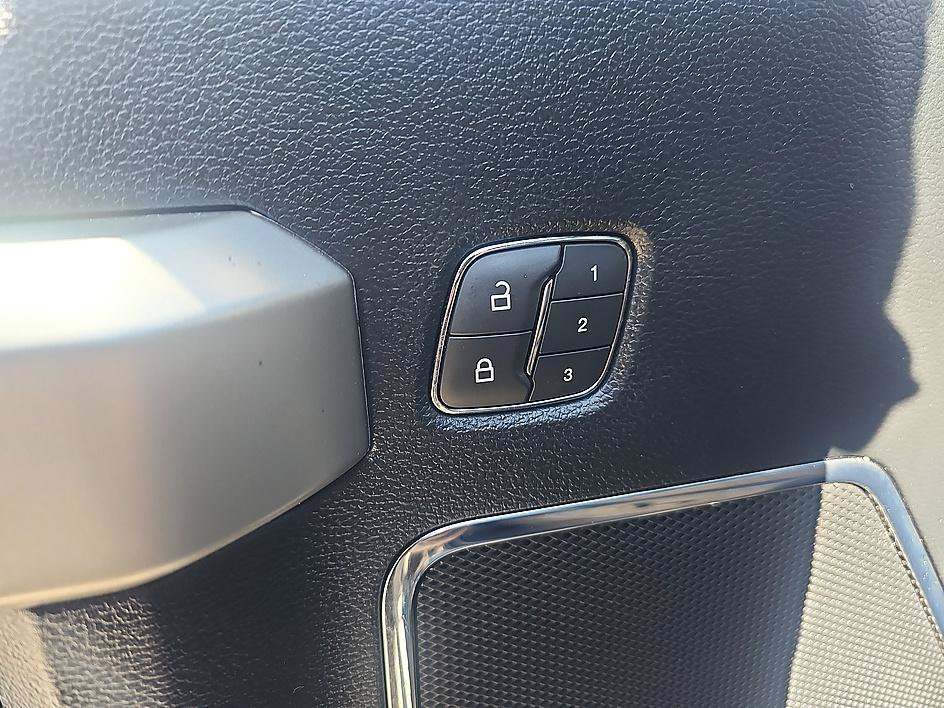 Used 2020 Agate Black Metallic Ford LARIAT image 12