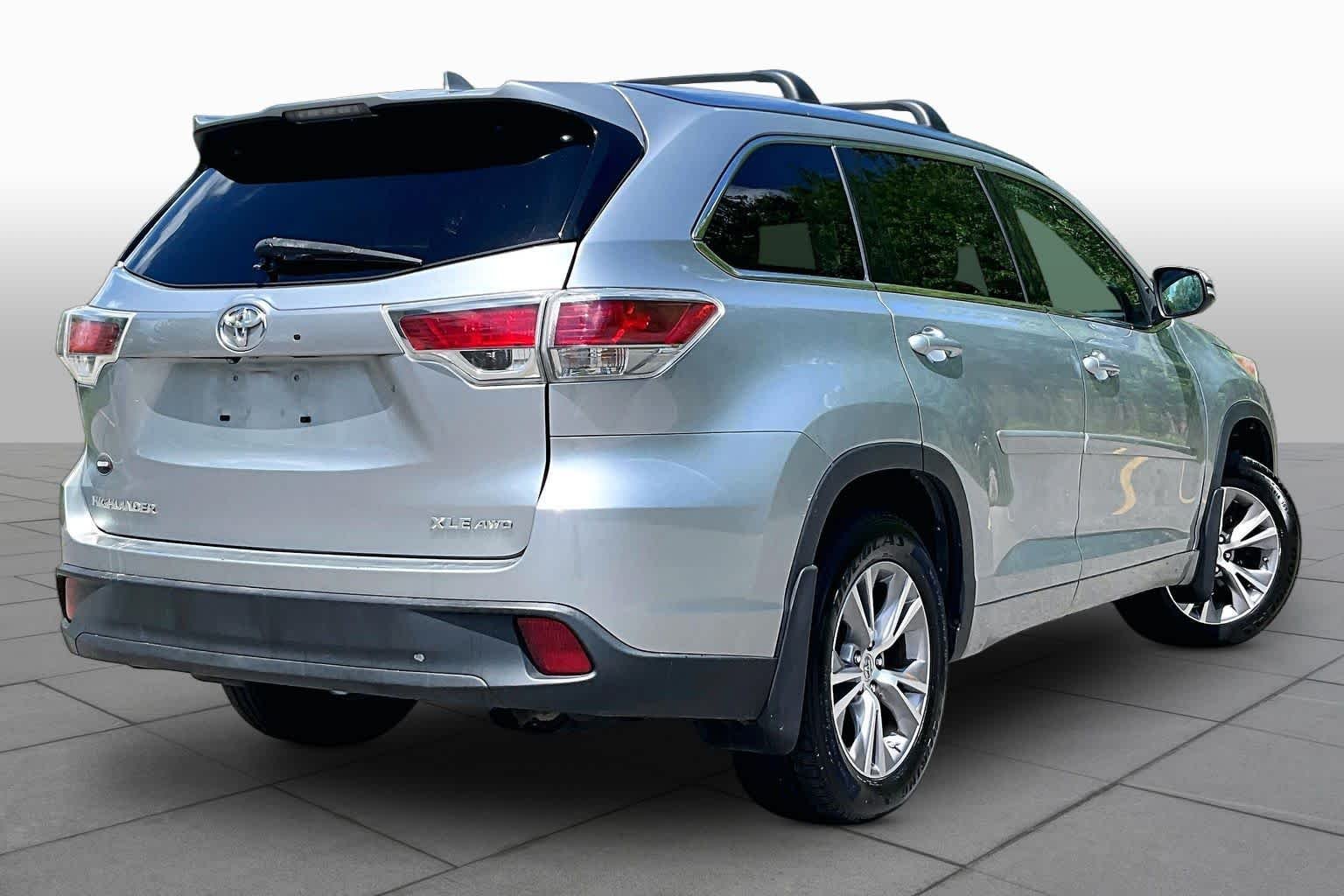 Used 2015 Silver Sky Metallic Toyota XLE image 13
