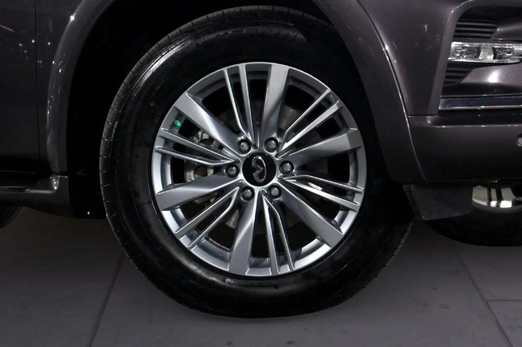 Used 2024 Gray INFINITI LUXE image 3