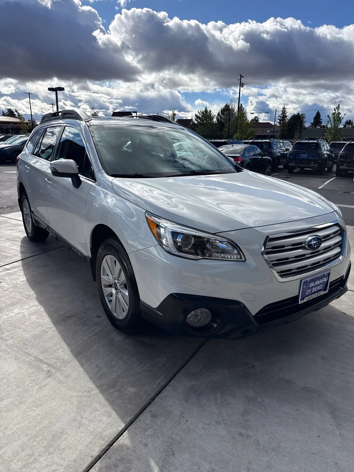 Used 2016 Crystal White Pearl Subaru 2.5i Premium image 3