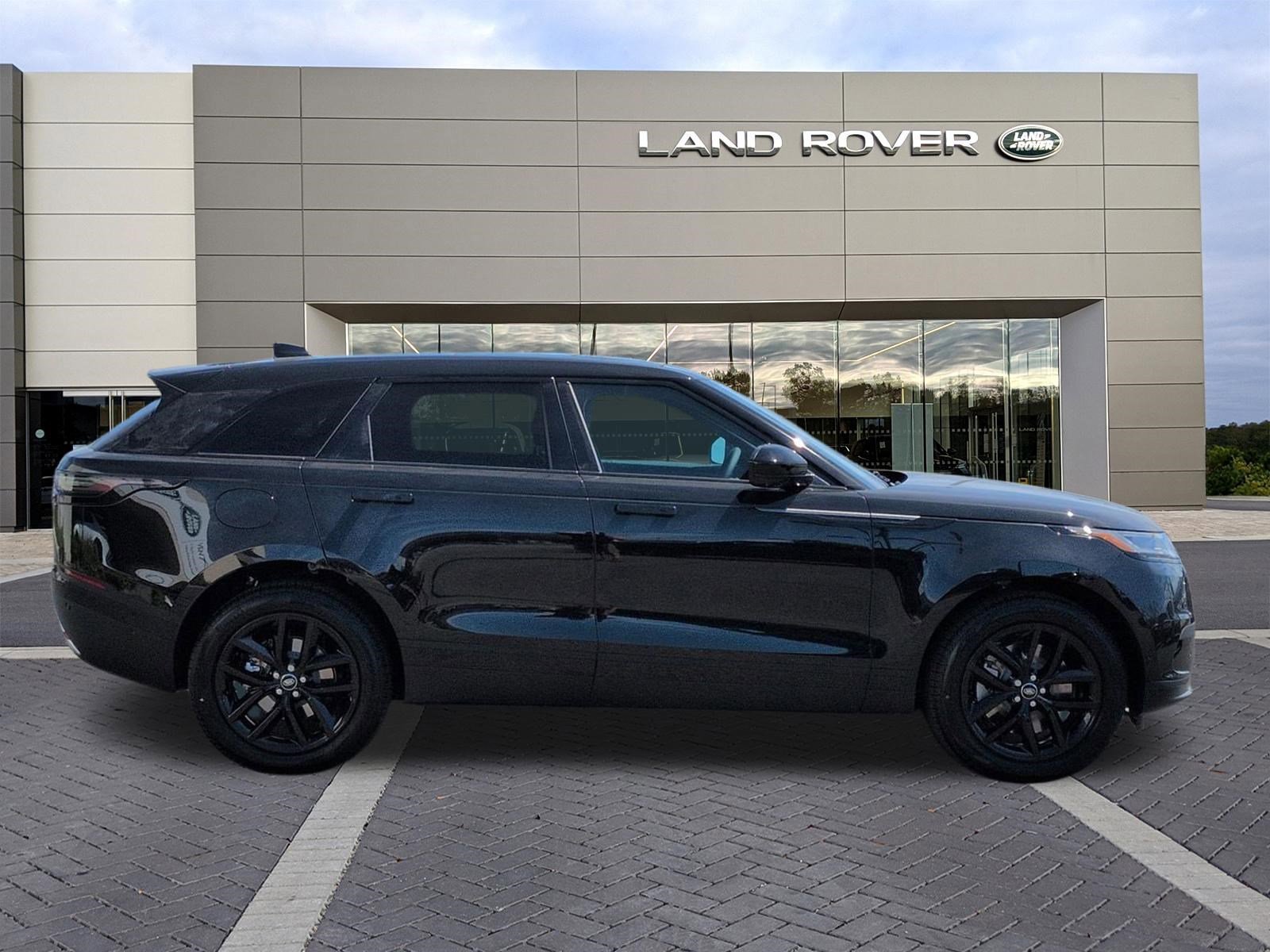 New 2026 Santorini Black Metallic Land Rover S image 4