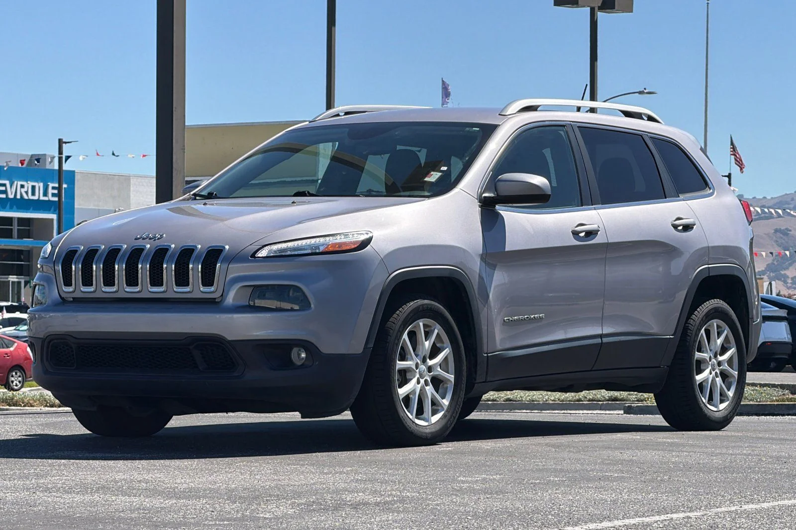 Used 2018 Silver Jeep Latitude image 9
