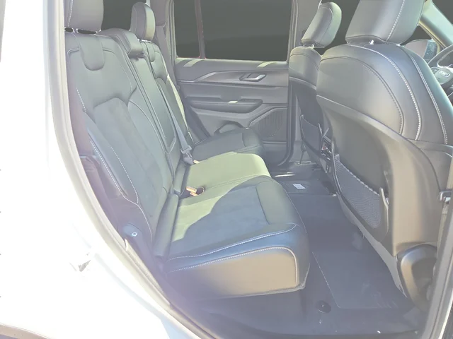 New 2025 Bright White Clear-Coat Exterior Paint Jeep Altitude X image 34