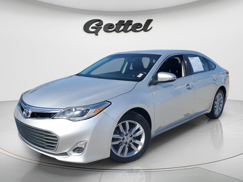 Used 2014 Silver Toyota XLE image 1