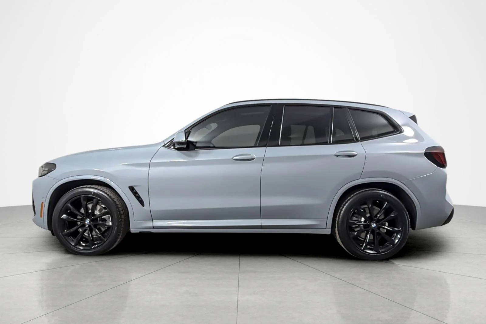 Used 2024 GRAY BMW sDrive30i Sports Activity Vehicle image 2