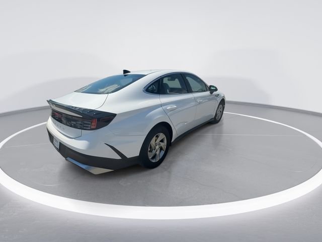 Used 2025 White Hyundai SE image 8