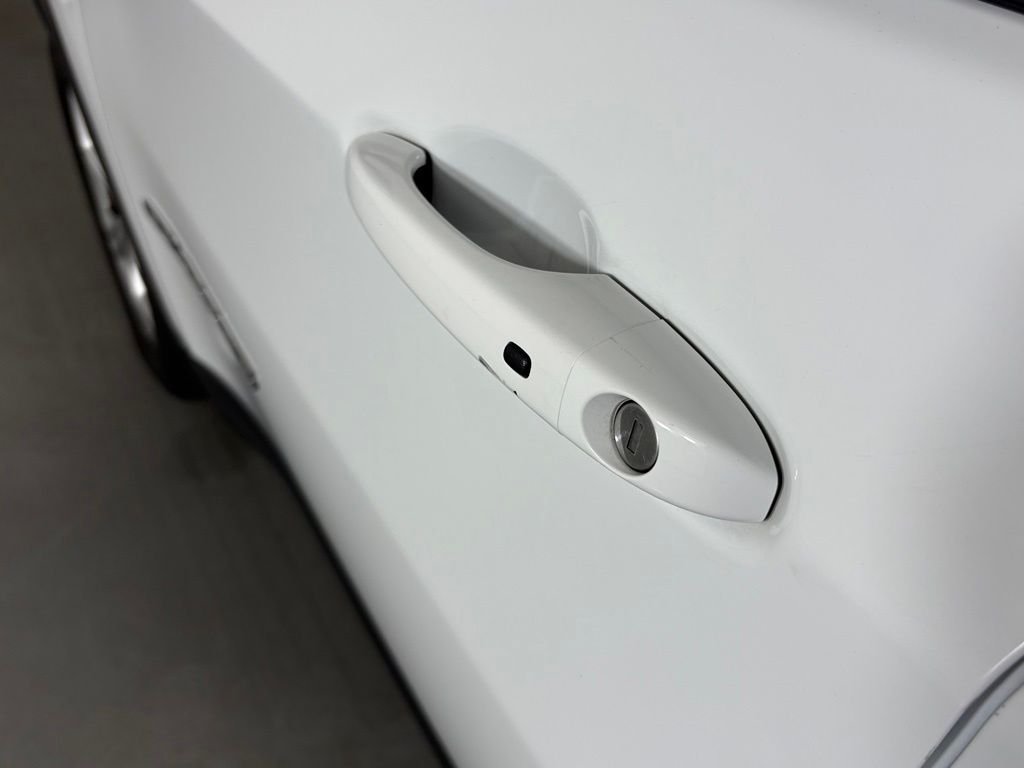 Used 2024 White Jeep Latitude image 12