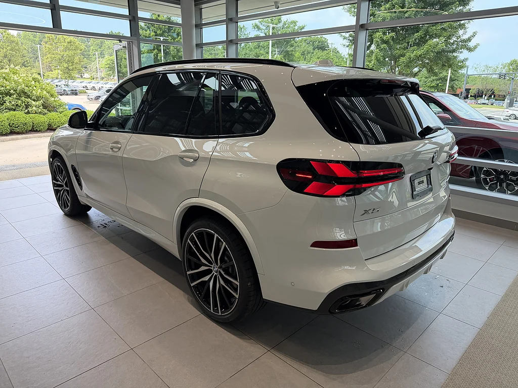 New 2026 Alpine White BMW xDrive40i image 4