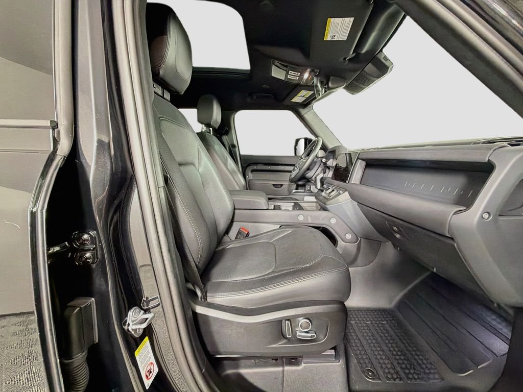 Certified Used 2023 Black Land Rover X-Dynamic SE image 31
