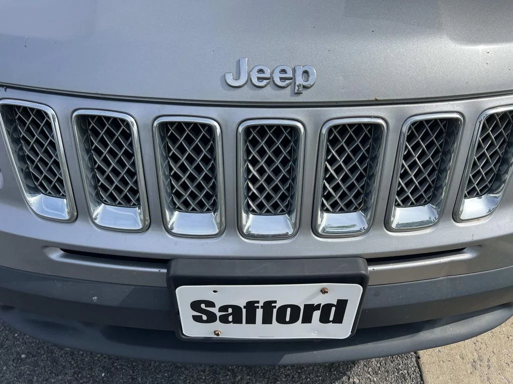 Used 2015 Silver Jeep Latitude image 4