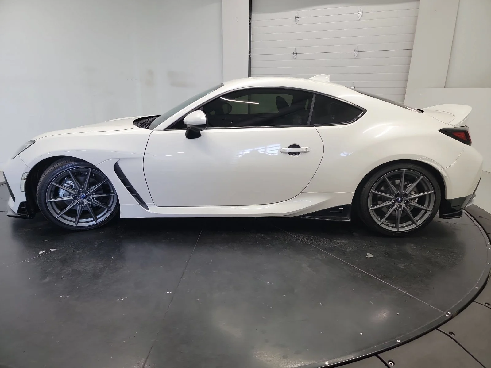 Used 2023 Crystal White Pearl Subaru Limited image 4