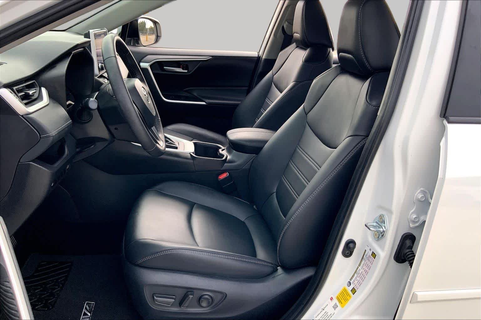 Used 2025 Wind Chill Pearl Toyota XLE Premium image 8