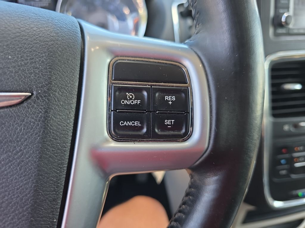 2011 Chrysler Town & Country Touring - Photo 20