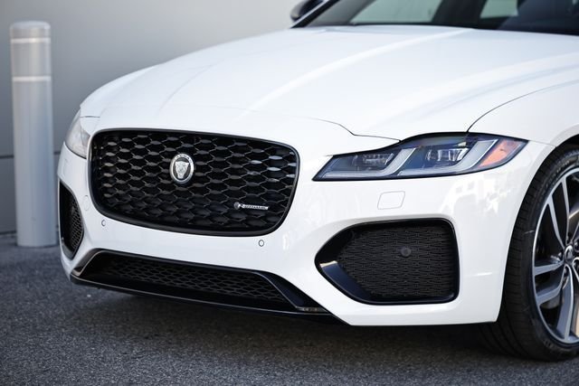 New 2024 Fuji White JAGUAR P300 R-DYNAMIC SE AWD image 2