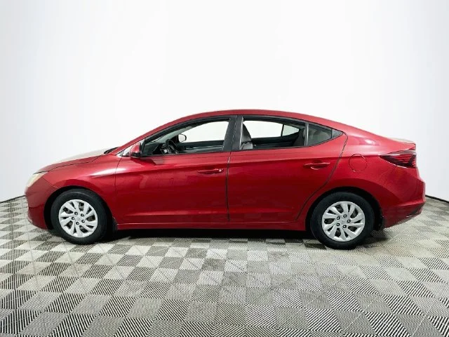 Used 2020 Red Hyundai SE image 6