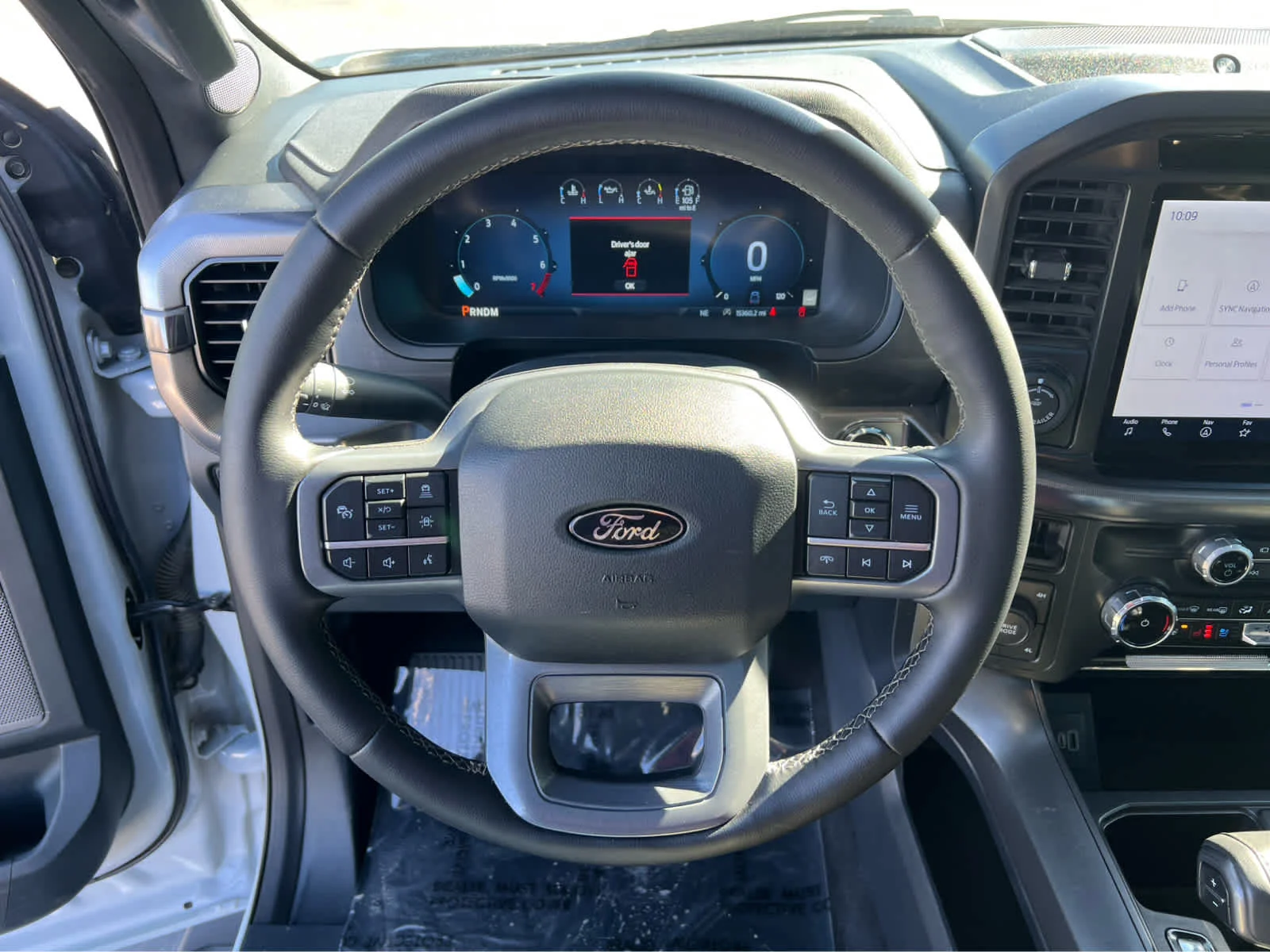 Used 2025 Space White Metallic Ford LARIAT image 37