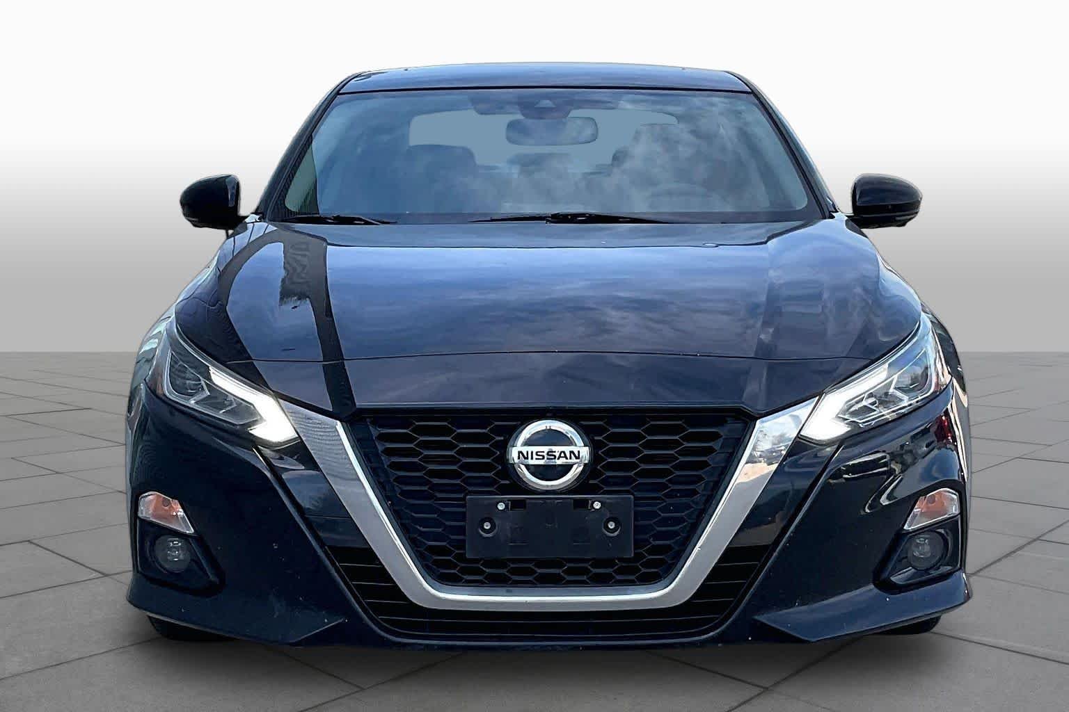 Used 2020 Super Black Nissan 2.5 Platinum image 4