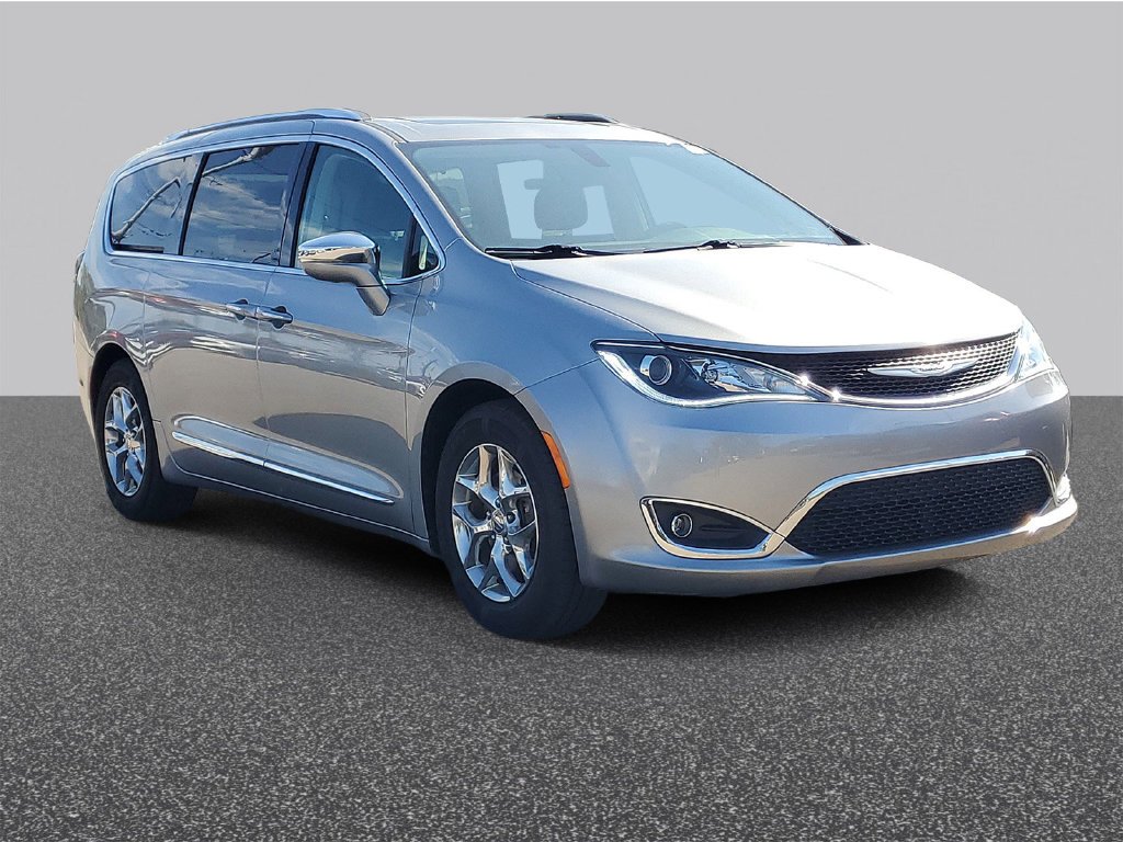 Used 2018 Billet Silver Metallic Chrysler Limited image 4