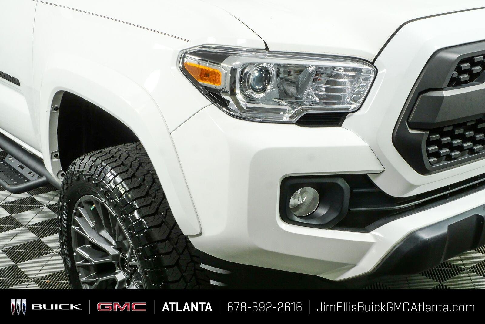Used 2022 White Toyota SR5 V6 image 33