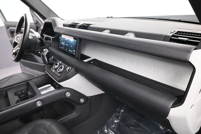 Used 2020  Land Rover SE image 27