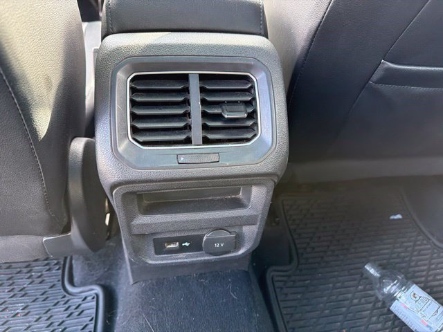 Used 2018 Pearl Metallic Volkswagen SE image 13