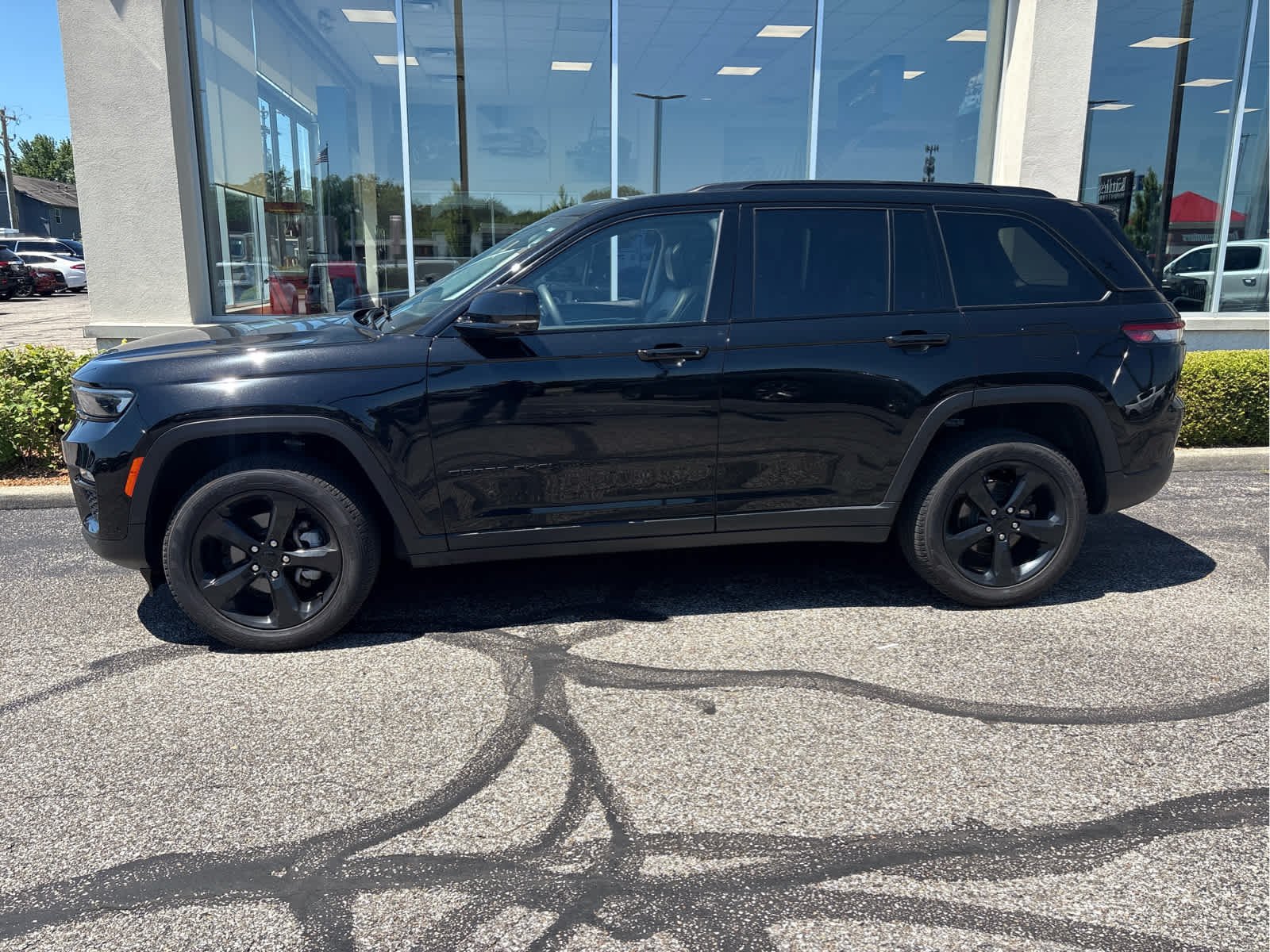 Used 2023 Diamond Black Crystal Pearlcoat Jeep Limited image 2