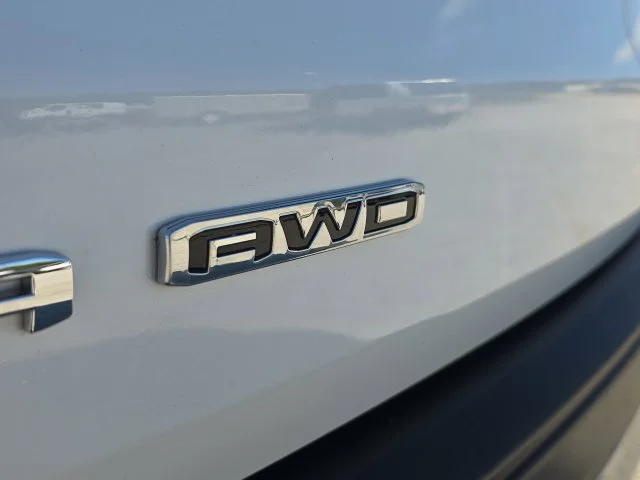 Used 2024 White GMC Elevation image 10