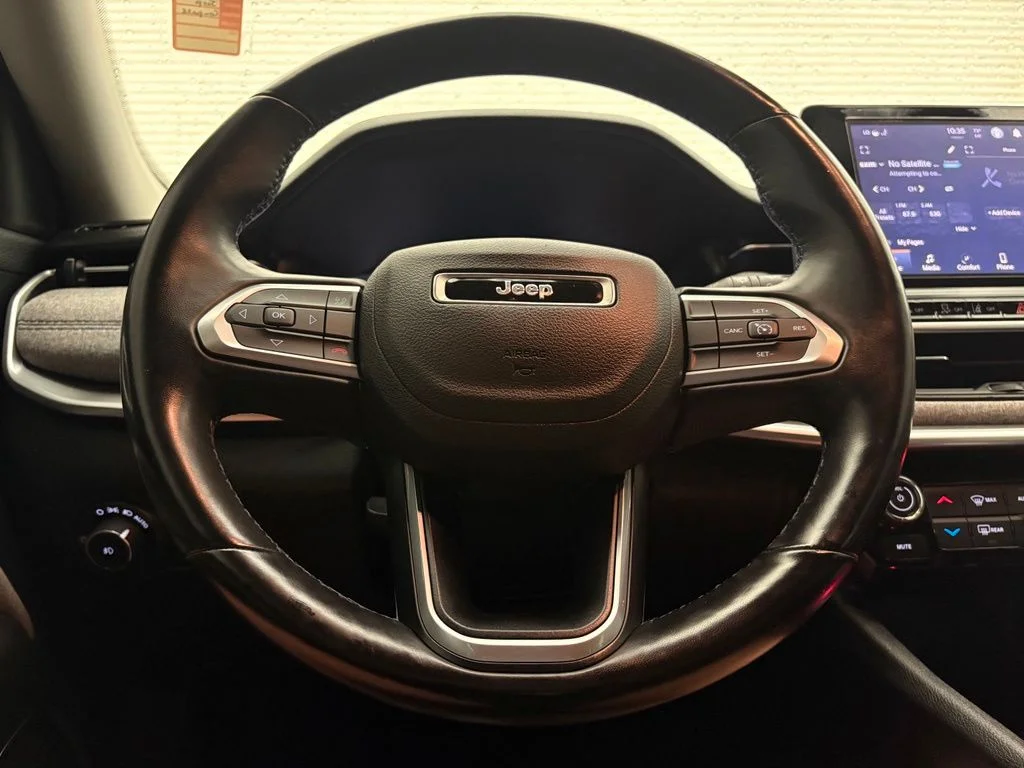 Used 2022 Gray Jeep Latitude image 3