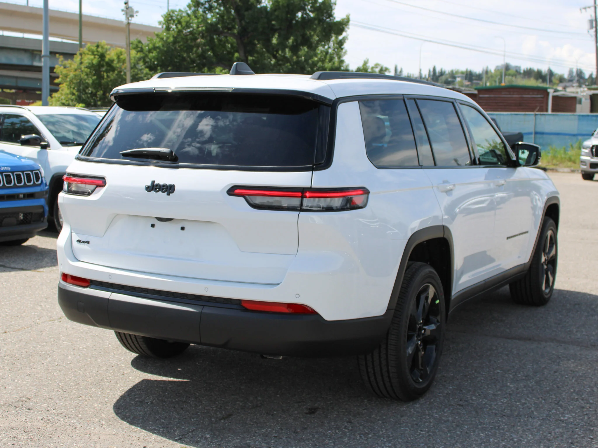 New 2025 White Jeep Altitude* 4x4, Sunroof, Heated Leather, Wireless Charging Pad image 5