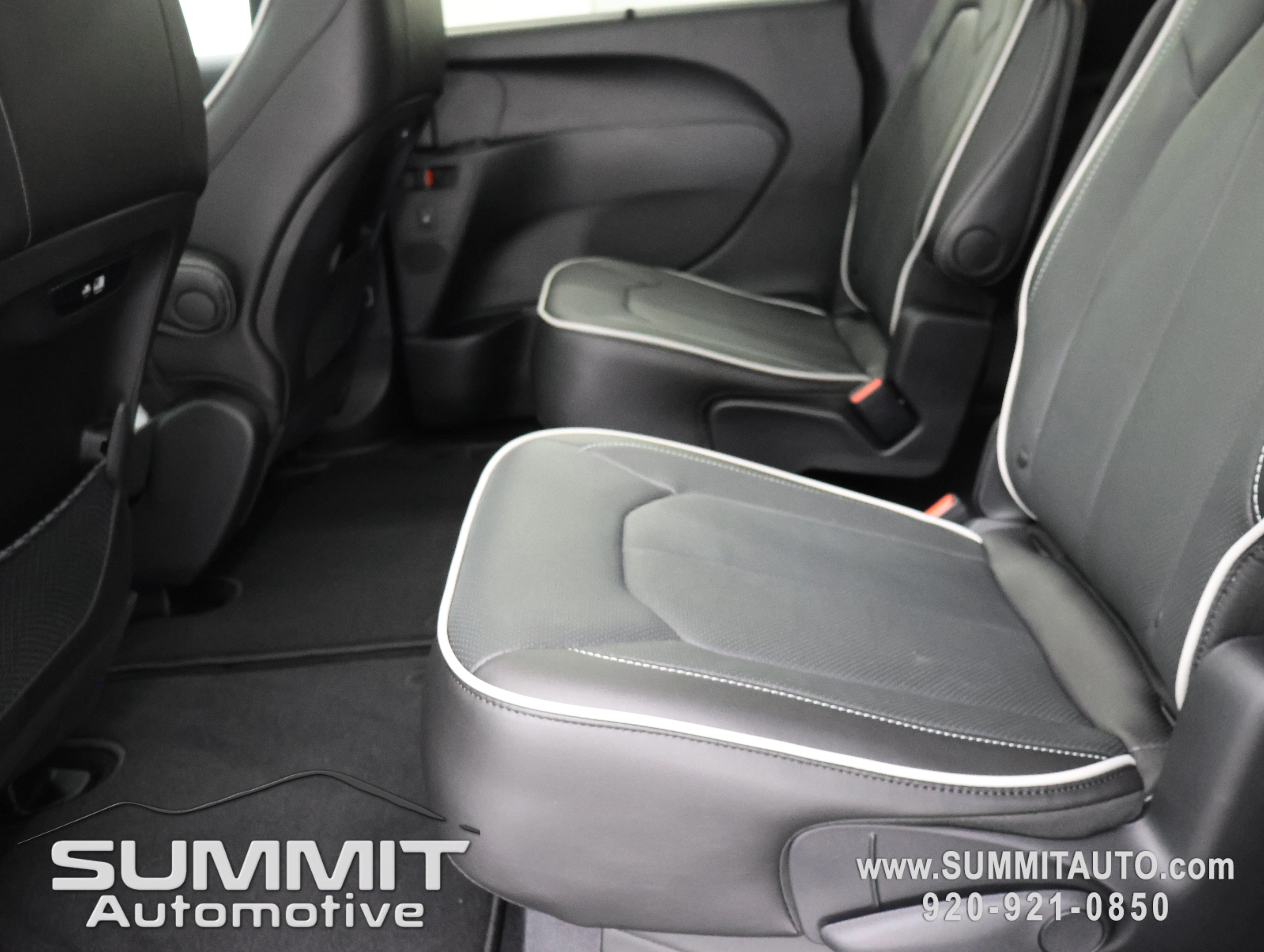 New 2027 Diamond Black Crystal Pearl-Coat Exterior Paint Chrysler Limited image 9