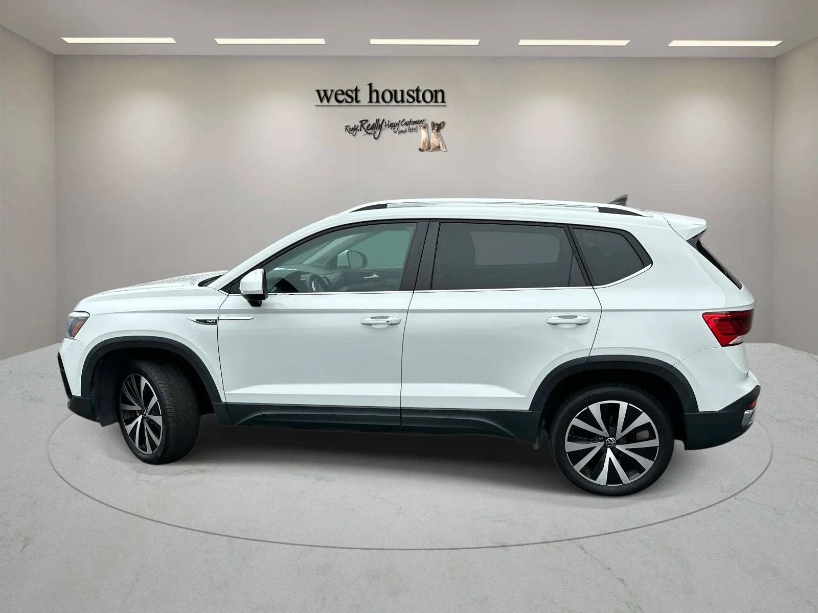 Used 2022 White Volkswagen SE image 8
