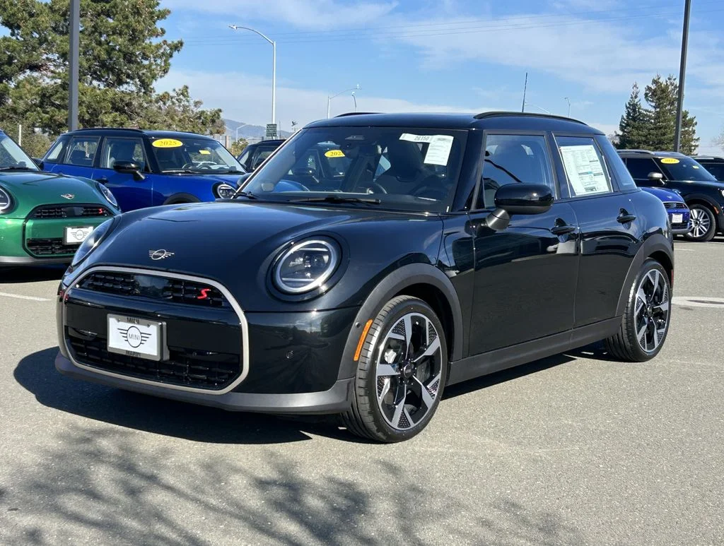 2026 MINI Hardtop Cooper S Signature's photo