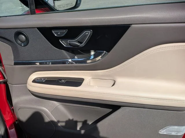 Used 2020 Red Lincoln Reserve image 36
