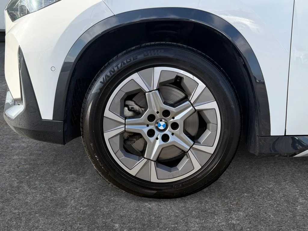 Used 2025 White BMW xDrive28i image 9