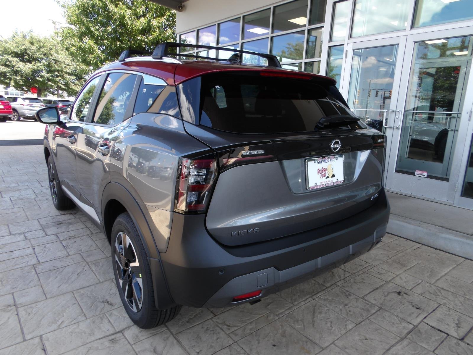 New 2026 Gun Metallic / Scarlet Ember Tintcoat Two-tone Nissan SV image 5