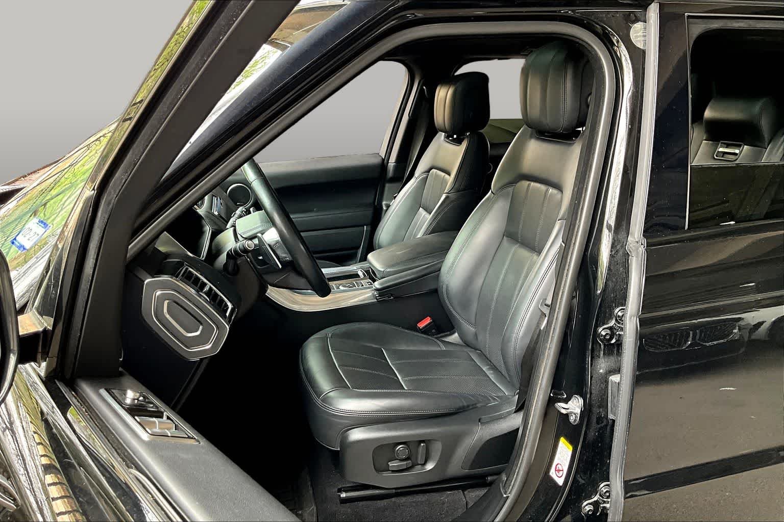 Used 2022 Santorini Black Metallic Land Rover HSE Silver Edition image 7