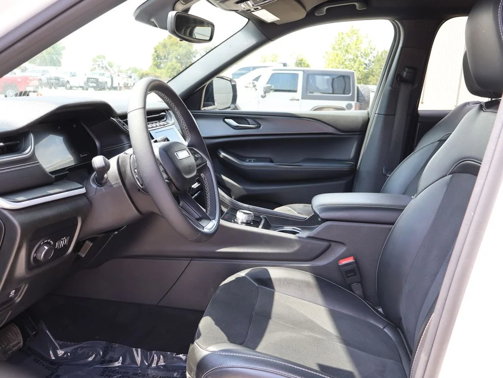 Used 2024 White Jeep Altitude image 22