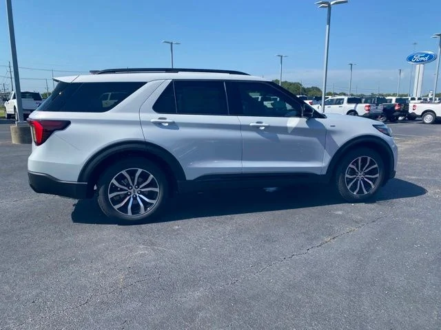 New 2026 Space White Metallic Ford ST-Line image 9