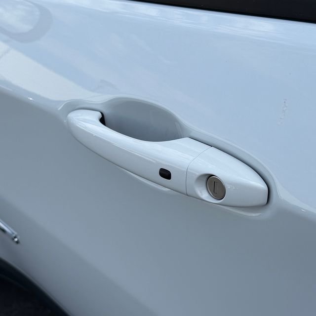 Used 2024 White Jeep Latitude image 10