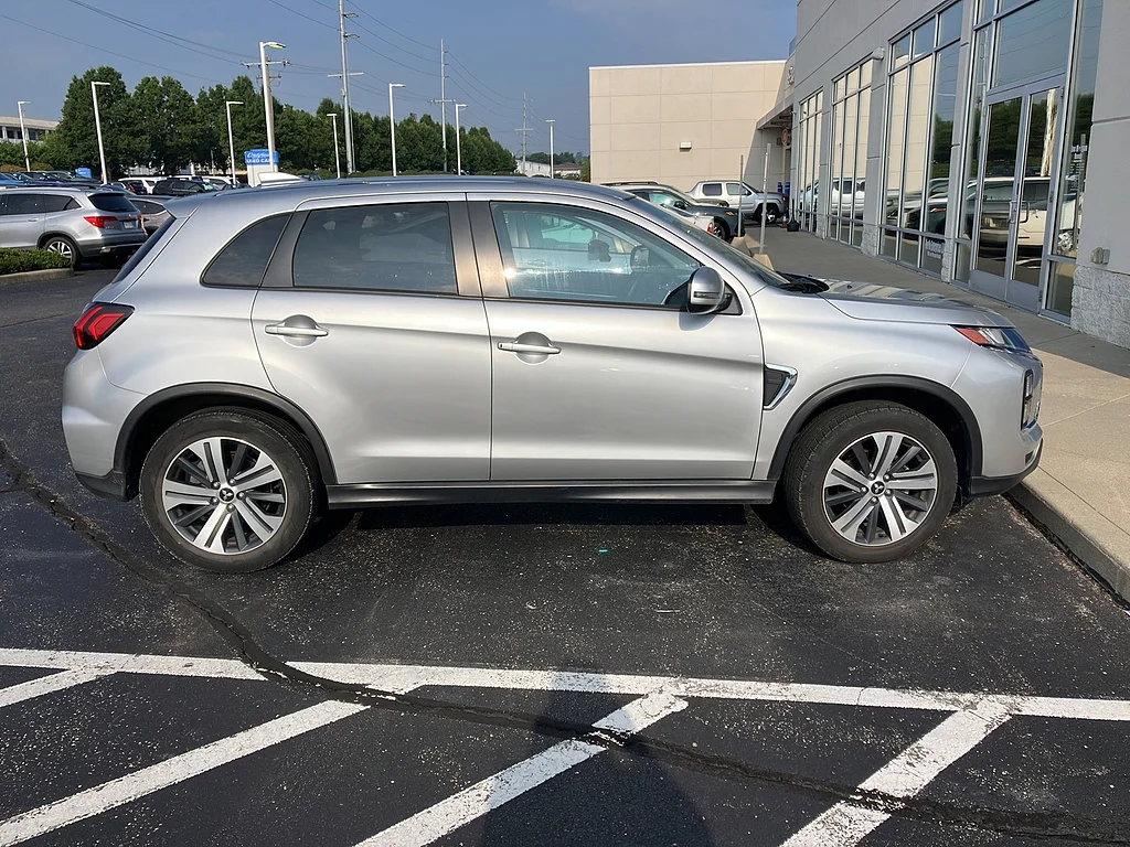 Used 2024 Alloy Silver Metallic Mitsubishi SE image 2